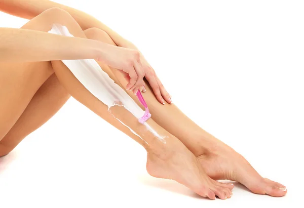 Belle femme se rase la jambe, isolée sur du blanc — Photo