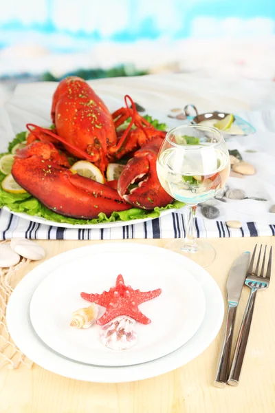 Lagosta vermelha na bandeja na mesa de serviço close-up — Fotografia de Stock