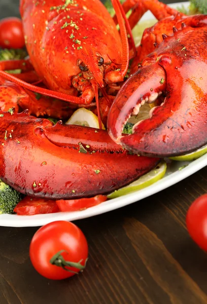 Langosta roja en bandeja en primer plano de mesa — Foto de Stock