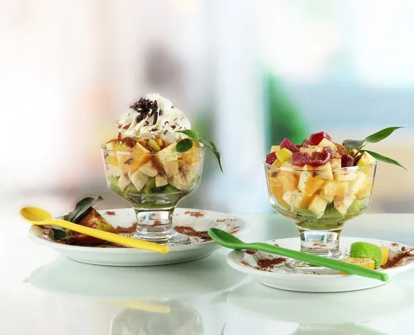 ウィンドウの背景にスンデ料理のフルーツ サラダ — ストック写真