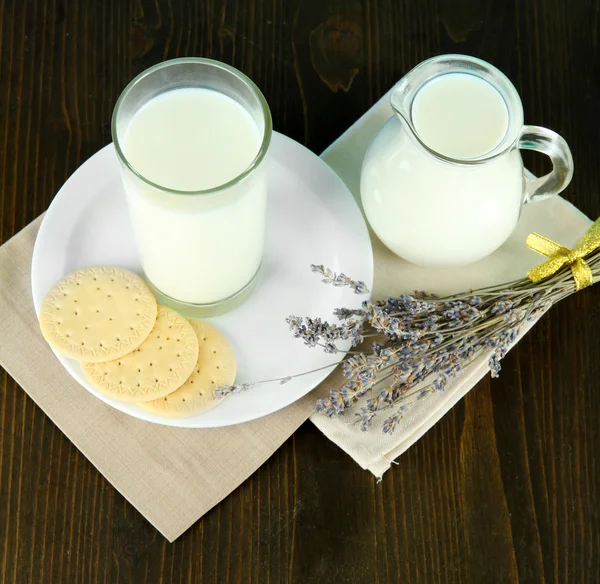 Молоко и печенье на деревянном фоне — стоковое фото
