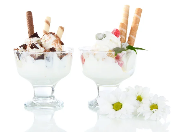 Sorvete com palitos de wafer isolados em branco — Fotografia de Stock