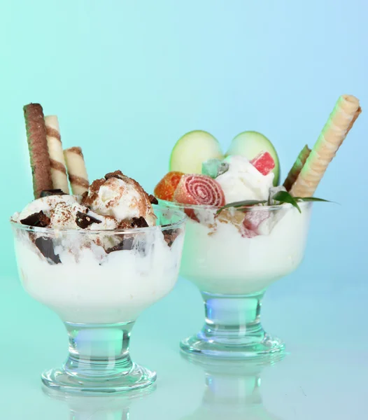 Sorvete com palitos de wafer no fundo azul — Fotografia de Stock