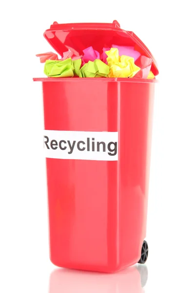 Recycle bin met papieren geïsoleerd op wit — Stockfoto