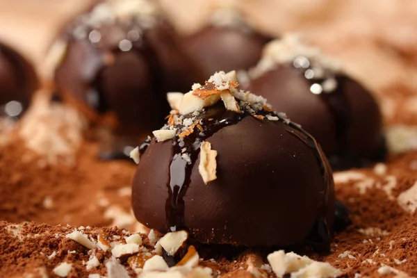 Caramelle di cioccolato con noci, primo piano — Foto Stock