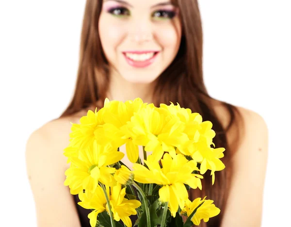 Joven chica hermosa con bonitas flores en la mano, aislada en blanco — Foto de Stock