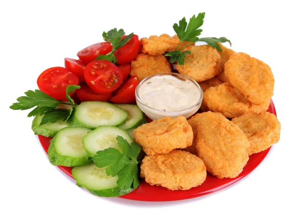 Nuggets z kurczaka smażone z warzywami i sosem na białym tle — Zdjęcie stockowe
