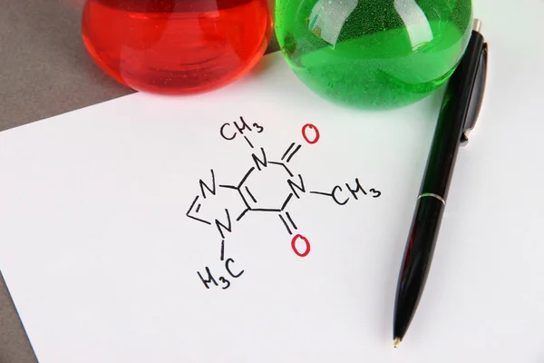 Test buizen met kleurrijke vloeistoffen en formules op grijze achtergrond — Stockfoto