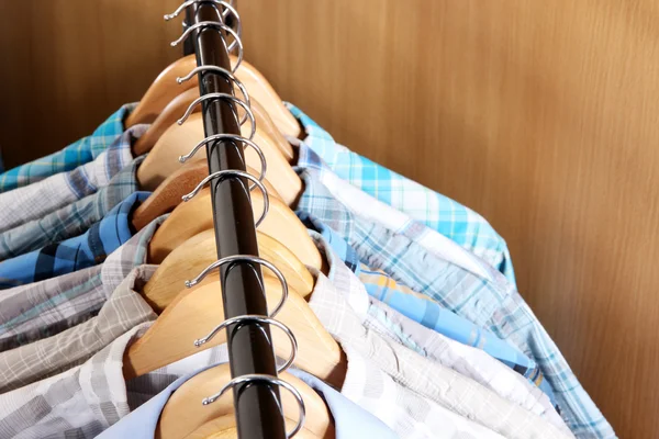 Pánské košile na ramínkách ve skříni — Stock fotografie