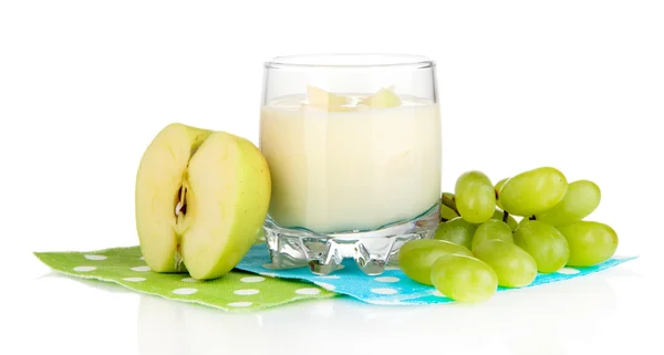 Délicieux yaourt en verre aux fruits isolés sur blanc — Photo