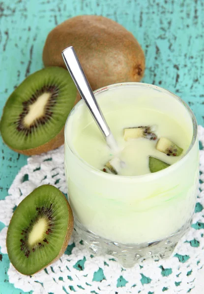 Delicioso yogur en vaso con kiwi en mesa de madera de cerca — Foto de Stock