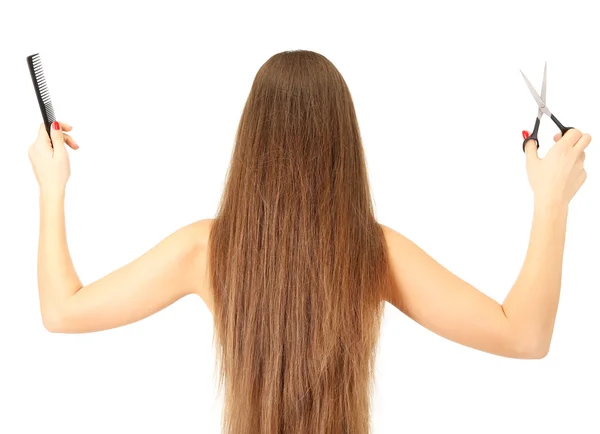 Bella donna con i capelli lunghi e gli strumenti del parrucchiere, isolato su bianco — Foto Stock