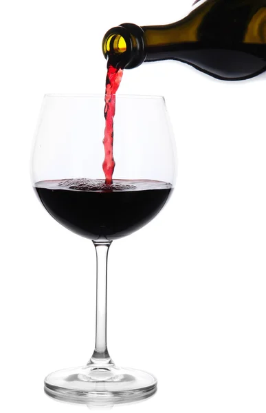 ガラスの白で隔離されるでスパーク リング赤ワイン注ぐ — ストック写真