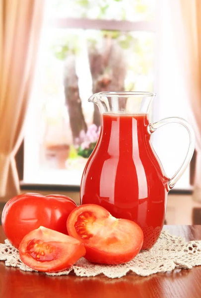 Sok pomidorowy w dzban na stole w pokoju — Zdjęcie stockowe