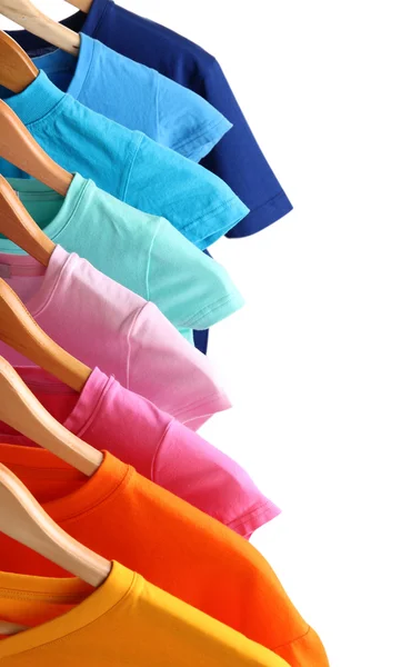 Veel t-shirts op hangers geïsoleerd op wit — Stockfoto