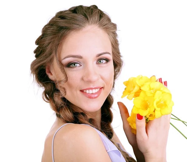 Mujer joven con hermoso peinado y flores, aislado en blanco —  Fotos de Stock