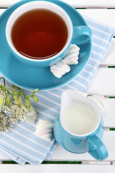 Beautiful tea composition on wooden picnic table close-up — Stock Photo, Image