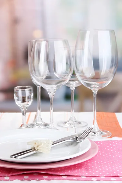 Configuração de mesa com copos para diferentes bebidas na mesa no fundo do quarto — Fotografia de Stock