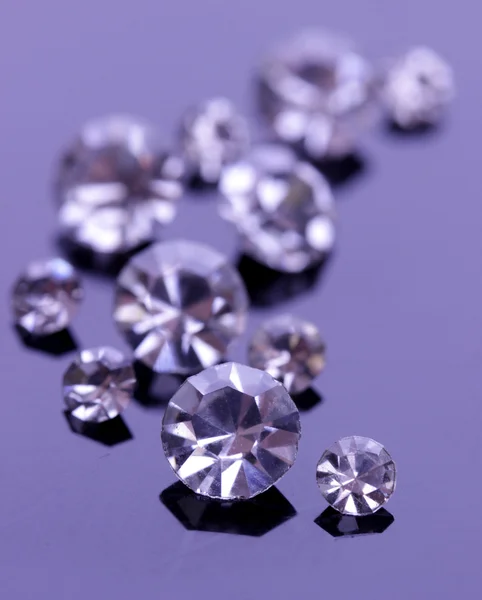 Belos cristais brilhantes (diamantes), sobre fundo roxo — Fotografia de Stock