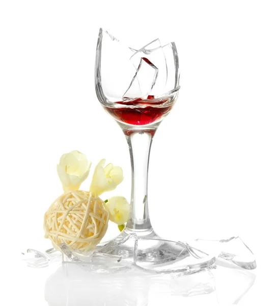 Σπασμένα wineglass απομονωθεί σε λευκό — Φωτογραφία Αρχείου