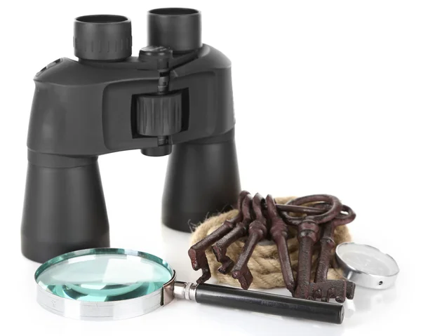 黑色现代双筒望远镜与放大镜、 绳子、 旧密钥和指南针上白色隔离 — 图库照片