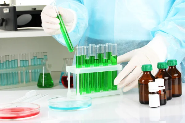 bilim adamı iletken araştırma laboratuvarında yakın çekim