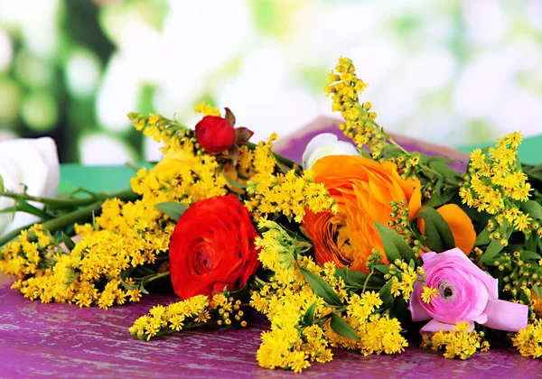 Piękne kwiaty na jasnym tle — Zdjęcie stockowe