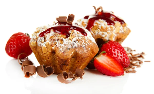 Lekkere muffin cakes met aardbeien en chocolade, geïsoleerd op wit — Stockfoto