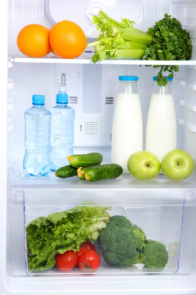 Réfrigérateur ouvert avec nourriture végétarienne — Photo