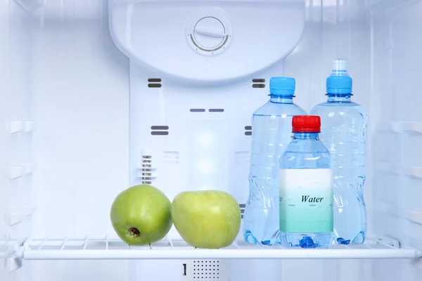 Offener Kühlschrank mit Diätkost — Stockfoto