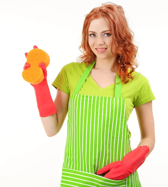 Mujer joven con delantal verde y guantes de goma con esponja, aislada en blanco — Foto de Stock