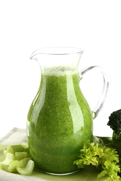 Pichet en verre de jus de légumes verts isolé sur blanc — Photo