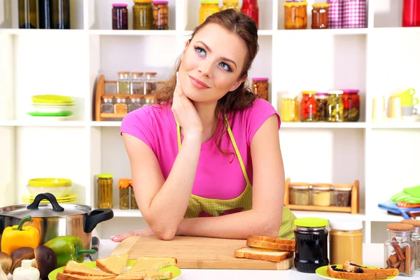 Ung kvinna matlagning i köket — Stockfoto