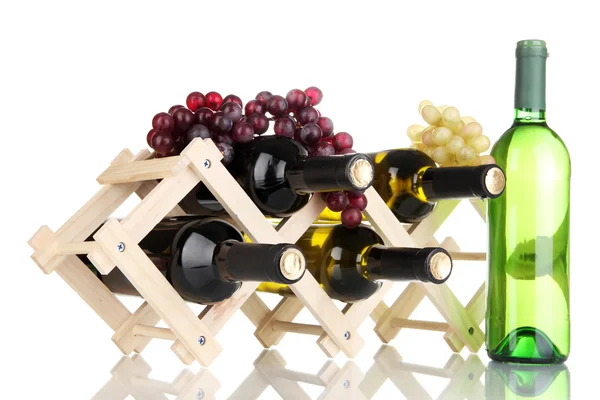 Bottiglie di vino poste su cavalletto in legno isolato su bianco — Foto Stock