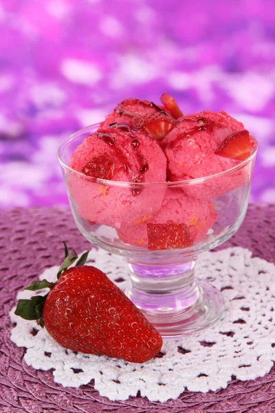 Delicioso helado en la mesa sobre fondo brillante — Foto de Stock