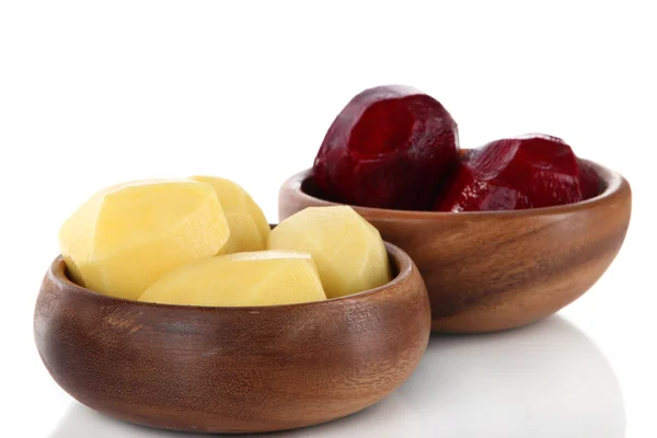 Verduras peladas en cuencos de madera aisladas en blanco — Foto de Stock