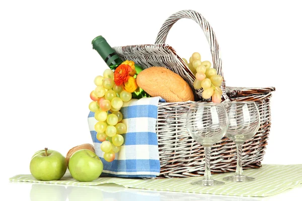 Cesto de piquenique com frutas e garrafa de vinho, isolado em branco — Fotografia de Stock