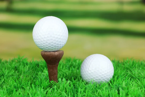 Pelotas de golf en la hierba al aire libre de cerca — Foto de Stock