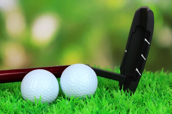 Palle da golf e autista su erba verde all'aperto da vicino — Foto Stock