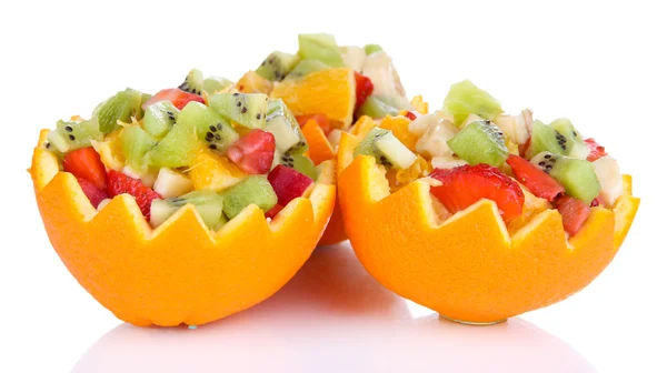 Ensalada de frutas en naranja ahuecada aislada sobre blanco — Foto de Stock