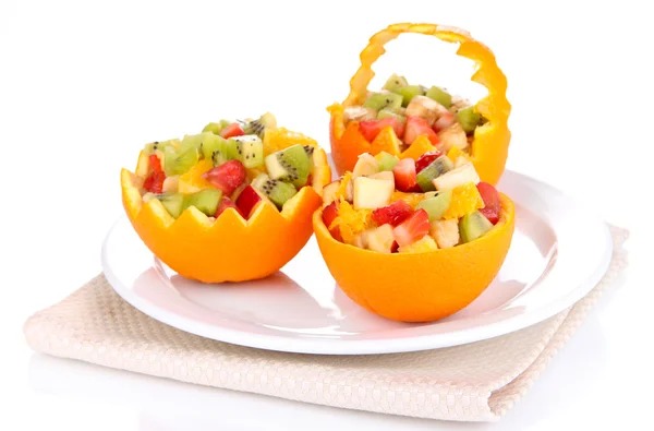 Salada de frutas em laranja oca isolada em branco — Fotografia de Stock
