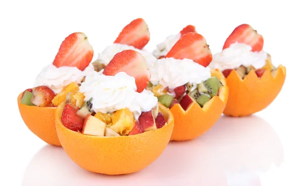 Ensalada de frutas en naranja ahuecada aislada sobre blanco —  Fotos de Stock