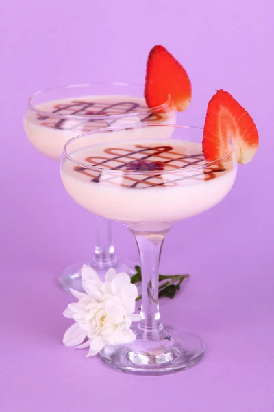 Fruit smoothies on lilac background — Stock Photo, Image