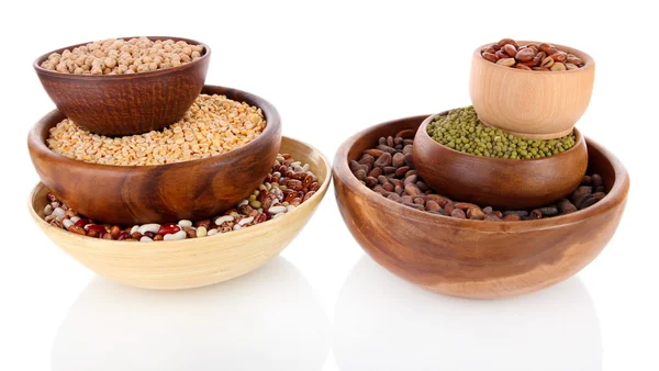 Různé druhy fazolí v miskách izolovaných na bílém — Stock fotografie