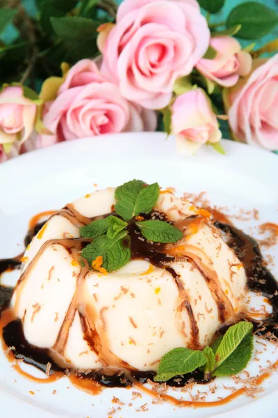 Panna Cotta con salsas de chocolate y caramelo, sobre fondo de madera de color — Foto de Stock