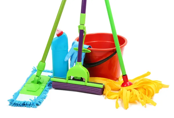 Mops, Plastikeimer und Gummihandschuhe, isoliert auf weiß — Stockfoto