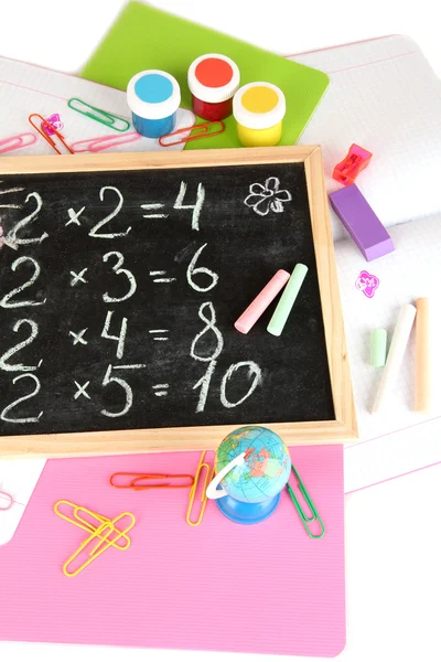 Pequeño escritorio escolar con varios útiles escolares primer plano aislado en blanco — Foto de Stock