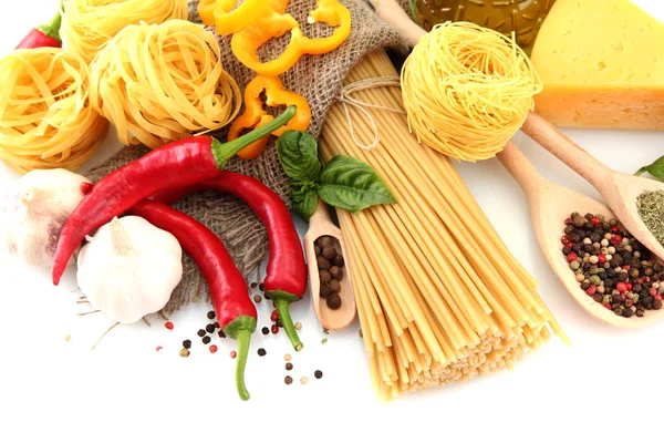 意大利面意粉、 蔬菜和香料，孤立在白色 — 图库照片