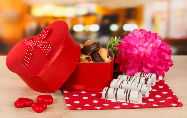 Zoete koekjes in de doos van de gift op tafel in café — Stockfoto