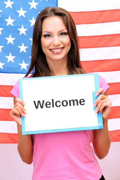 Jonge vrouw jonge vrouw bedrijf tablet op de achtergrond van de Amerikaanse vlag — Stockfoto